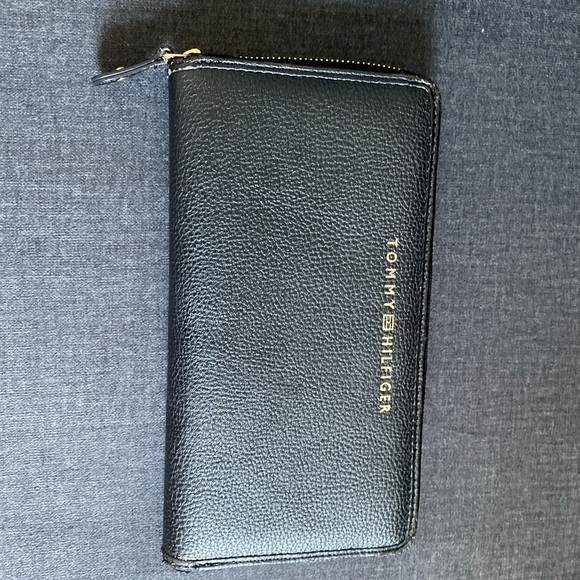 Tommy Hilfiger Pebbled Leather Large Continental Zip Wallet Zip Around Black - Picture 1 of 5